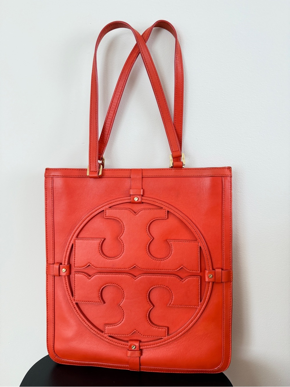 Tory Burch oversized logo leather tote | accordin design